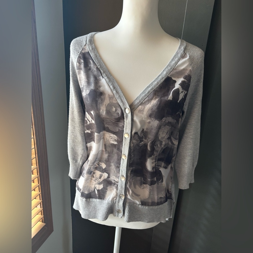 Studio Y Gray Floral Cardigan Pearl Button Lightweight Knit Top Women Small
